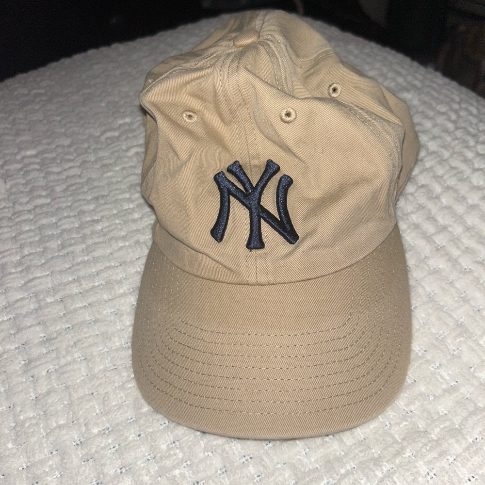 Beige Yankees cap